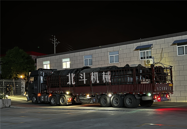 江西客戶(hù)定制的到稻殼炭化爐連夜裝車(chē)發(fā)貨