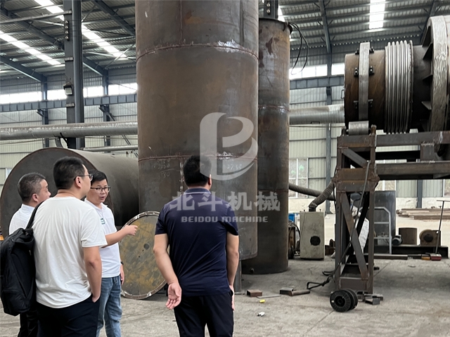 客戶(hù)在車(chē)間考察生物質(zhì)連續(xù)炭化爐