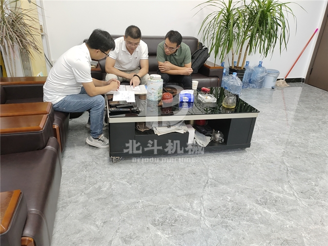 周經(jīng)理與廣州客戶(hù)就木屑炭化爐的技術(shù)問(wèn)題展開(kāi)交流