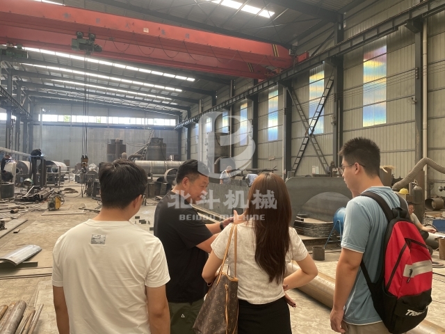北斗機(jī)械實(shí)力引客！客戶實(shí)地考察炭化爐